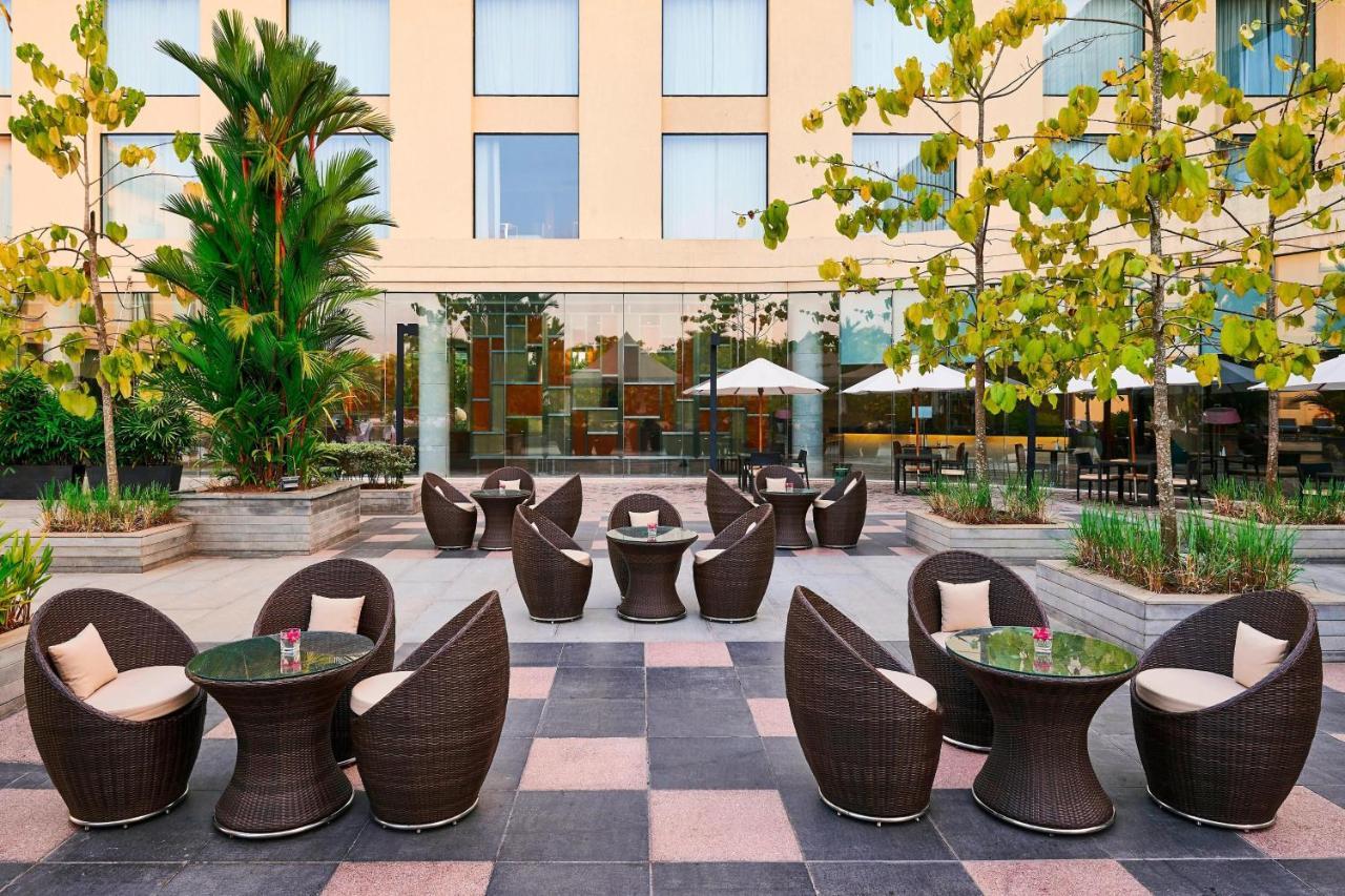 高知机场万怡酒店 尼杜巴塞莱 外观 照片 The hotel's courtyard