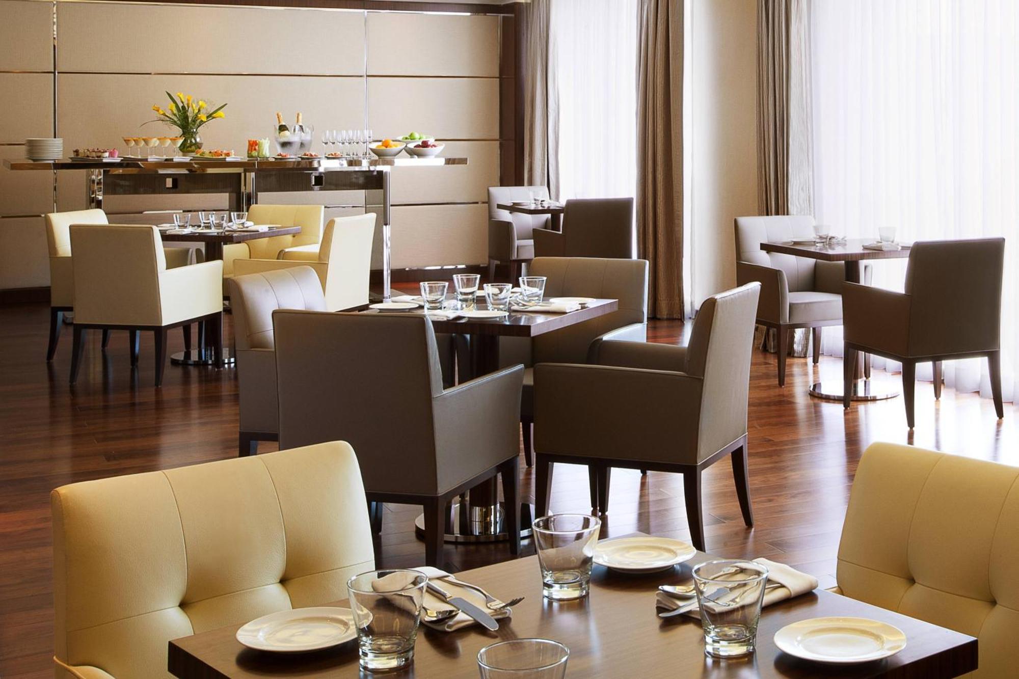 高知机场万怡酒店 尼杜巴塞莱 外观 照片 The restaurant