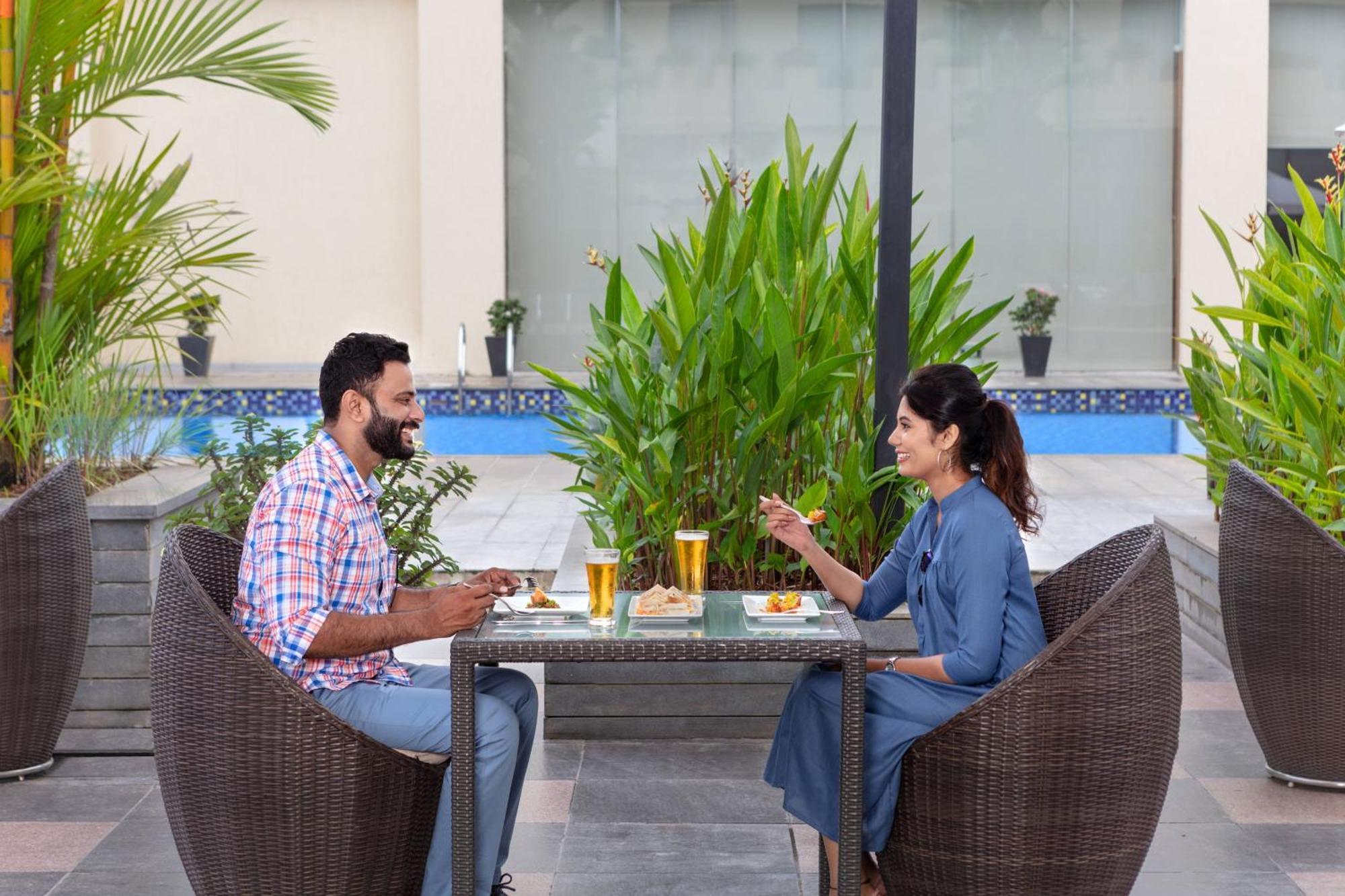 高知机场万怡酒店 尼杜巴塞莱 外观 照片 The Poolside Lounge
