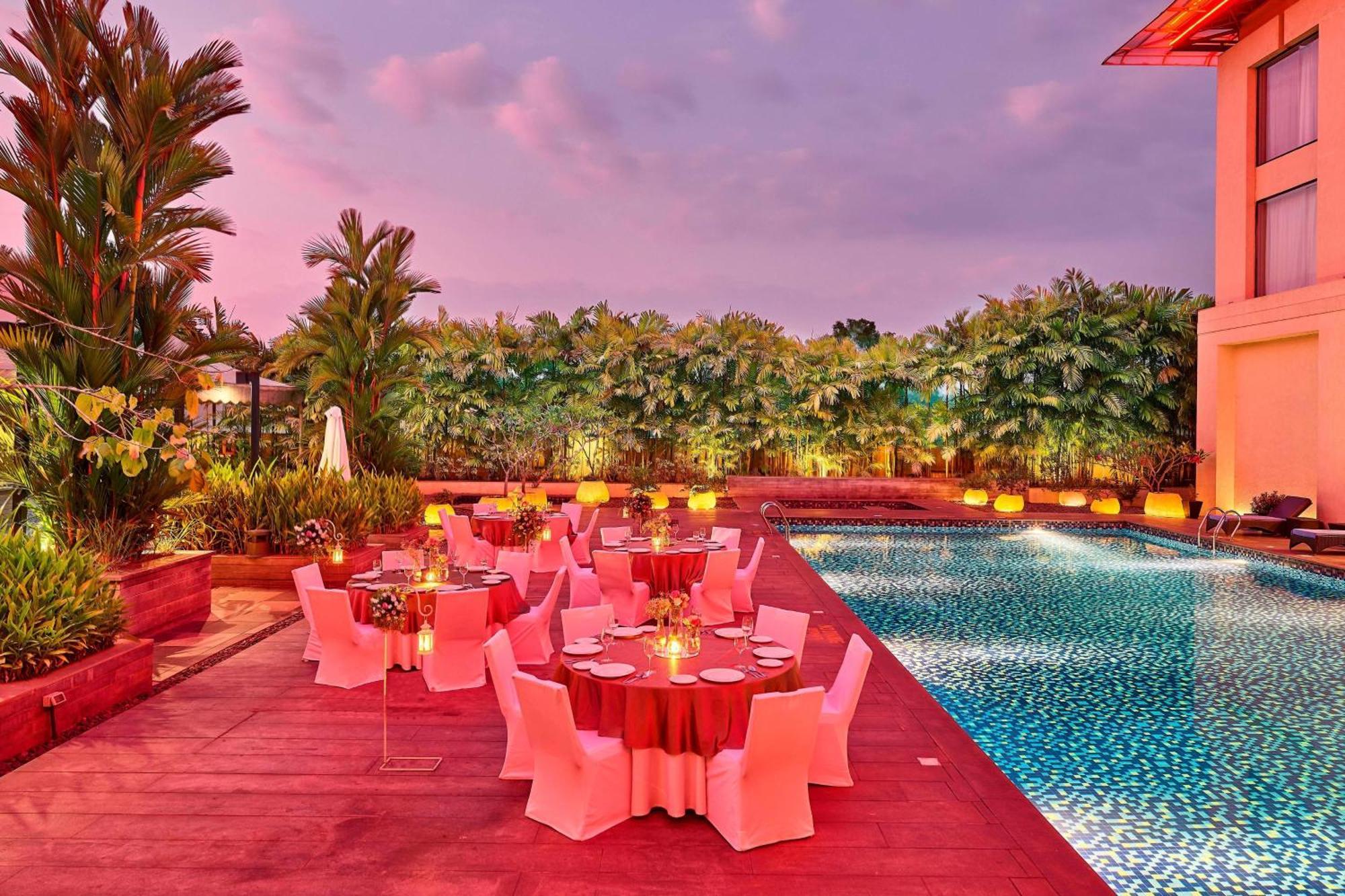高知机场万怡酒店 尼杜巴塞莱 外观 照片 Poolside at The Park, New Delhi