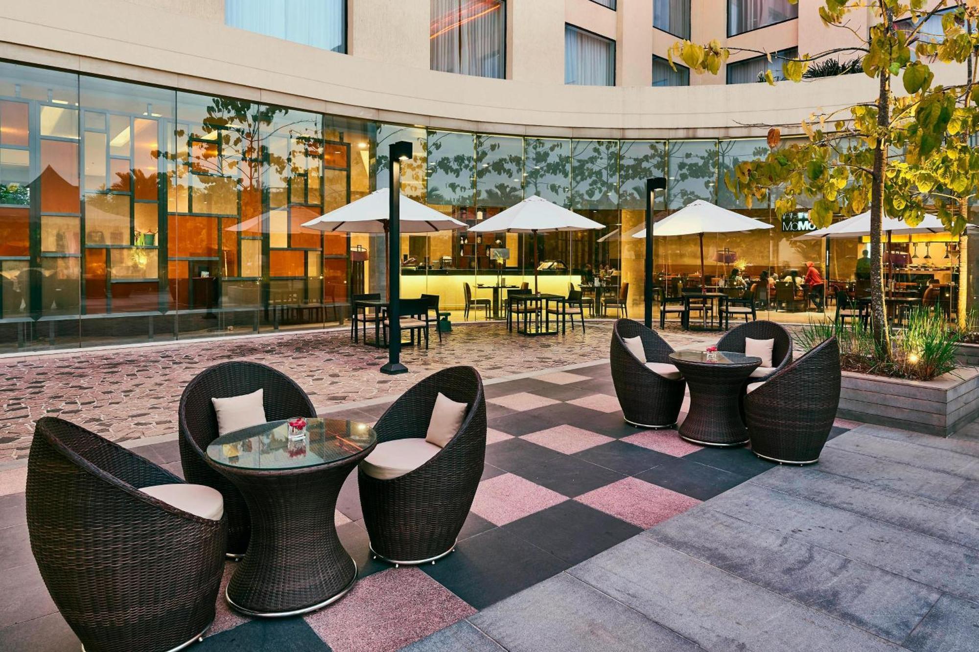 高知机场万怡酒店 尼杜巴塞莱 外观 照片 The hotel's outdoor lounge