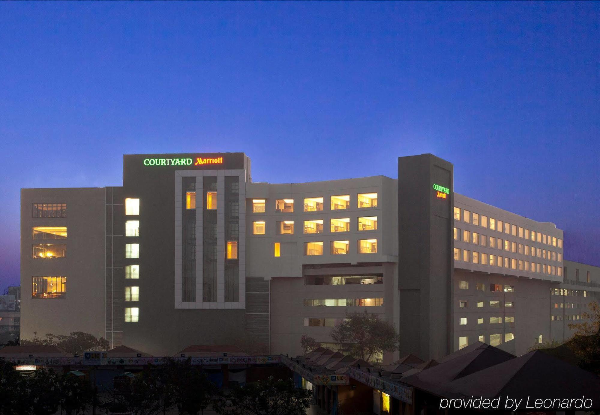 高知机场万怡酒店 尼杜巴塞莱 外观 照片 The Courtyard Marriott in the evening