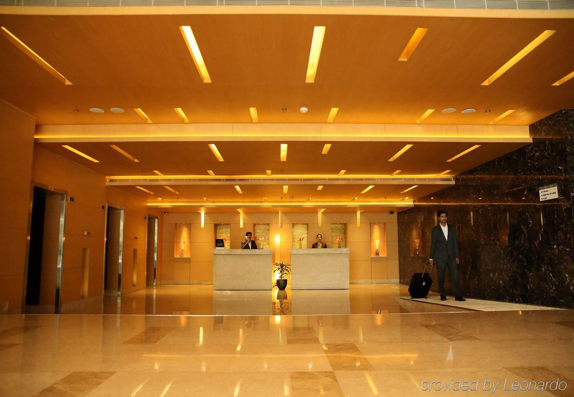 高知机场万怡酒店 尼杜巴塞莱 外观 照片 The lobby of the hotel