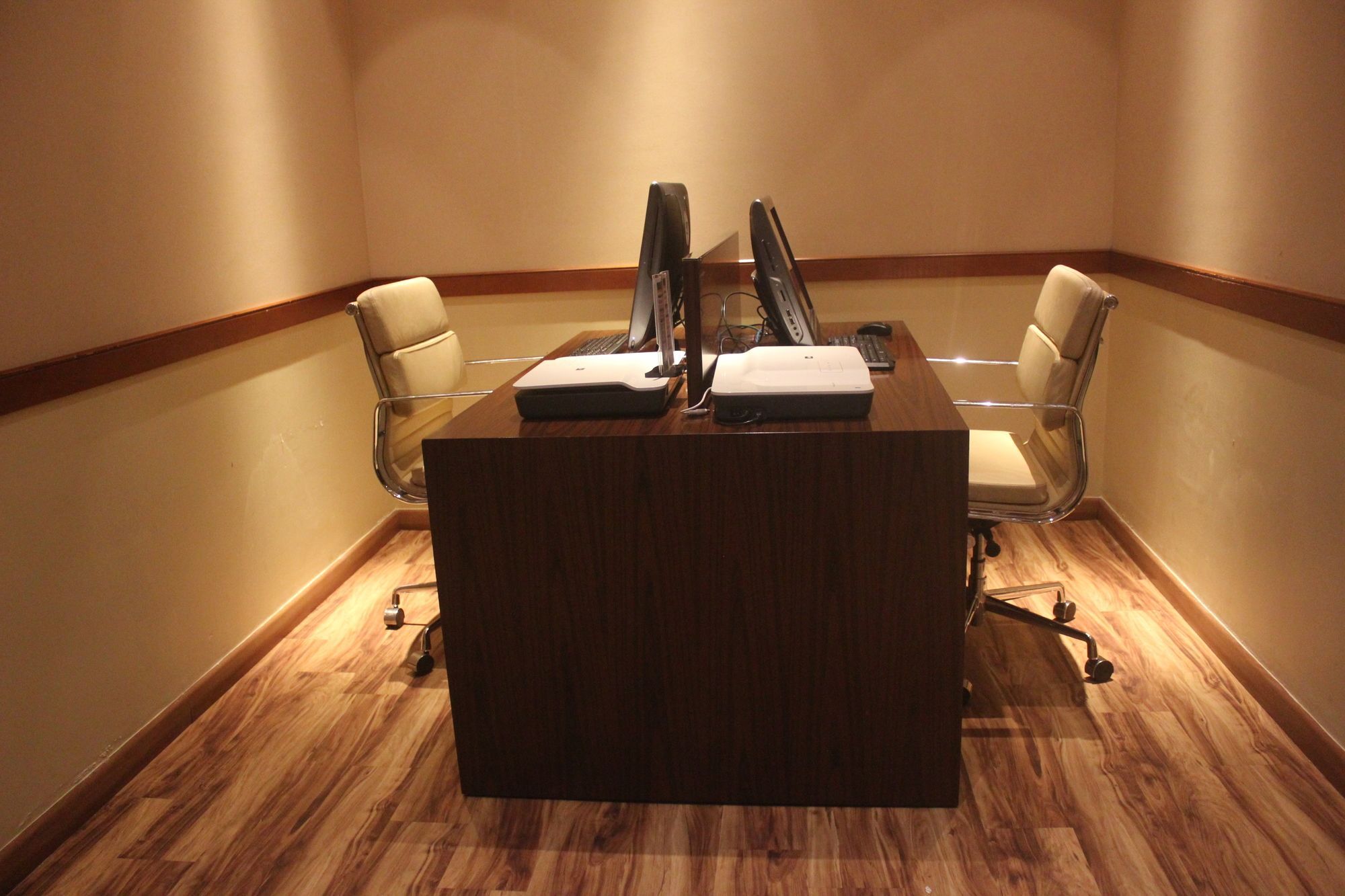 高知机场万怡酒店 尼杜巴塞莱 外观 照片 The Business Center